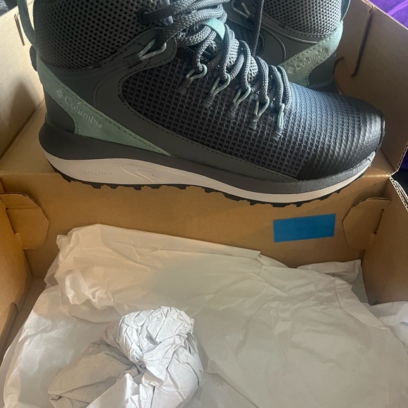 Columbia Womens Trailstorm Mid Waterproof Hiking Shoe. Size 5.5 - Picture 4 of 5